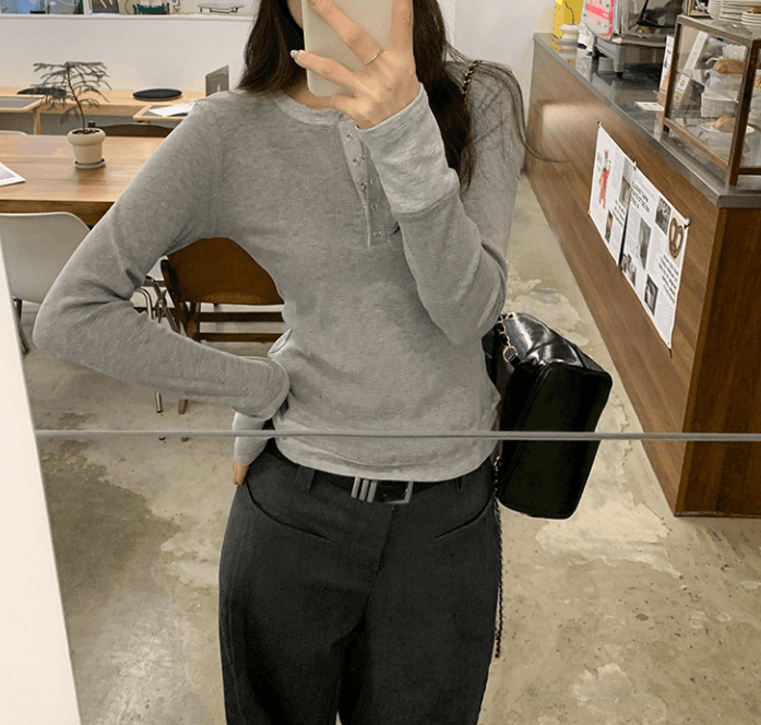 骨格ストレートヘンリーネックレイヤードリブトップス
