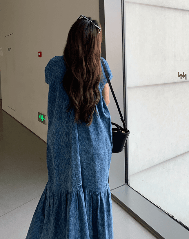 骨格ストレート裾フレアVネックワンピース