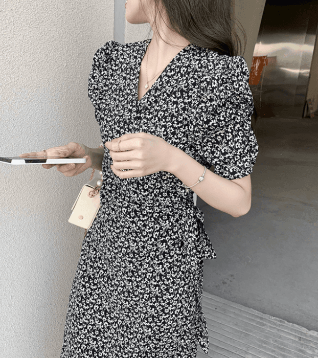 骨格ストレート小花柄パフスリーブワンピース