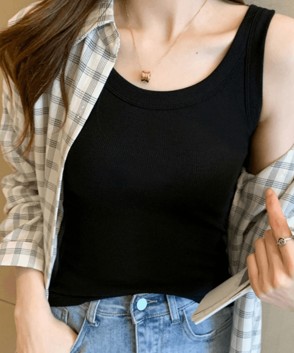 骨格ストレートUネックタンクトップ