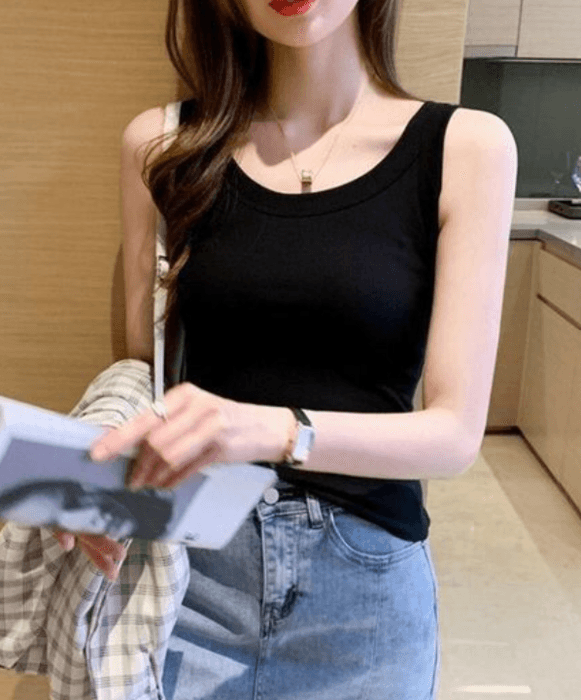骨格ストレートUネックタンクトップ