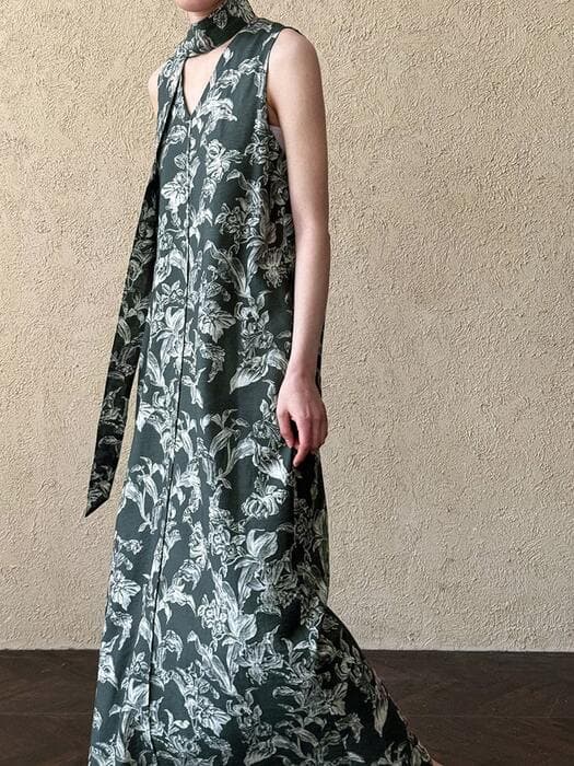 骨格ストレートVネッククラシカルフラワープリントノースリーブロングワンピース