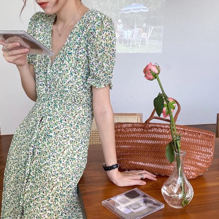骨格ストレートVネック小花柄ワンピース