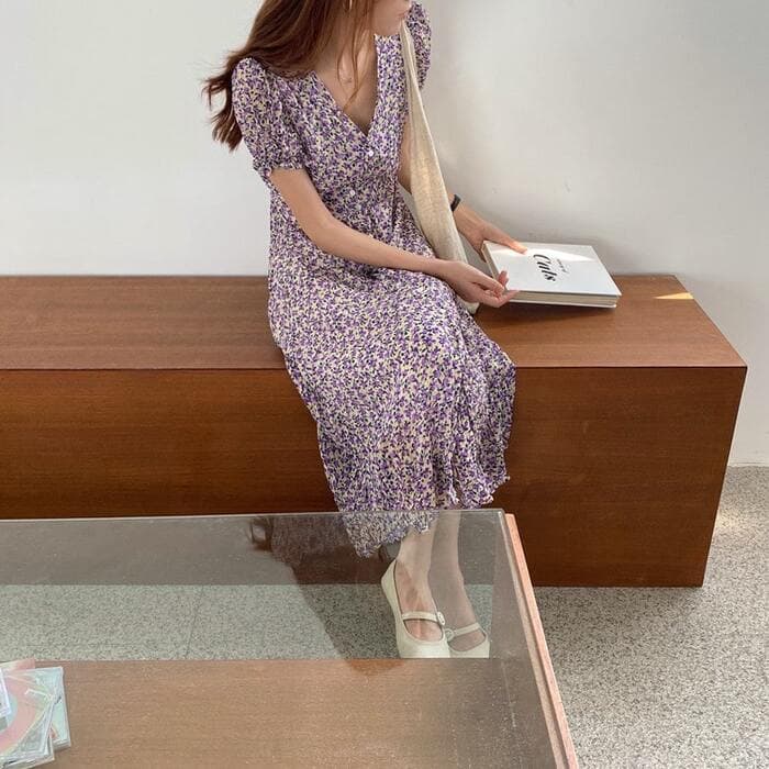 骨格ストレートVネック小花柄ワンピース
