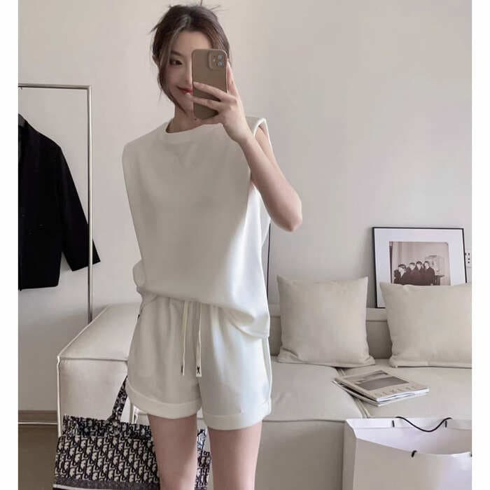 骨格ストレートノースリーブ+ショートパンツセットアップ