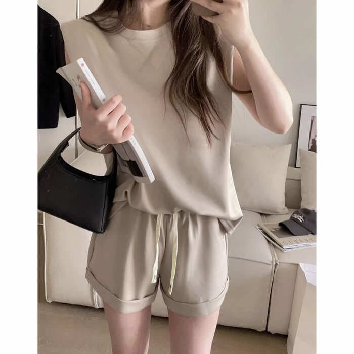 骨格ストレートノースリーブ+ショートパンツセットアップ