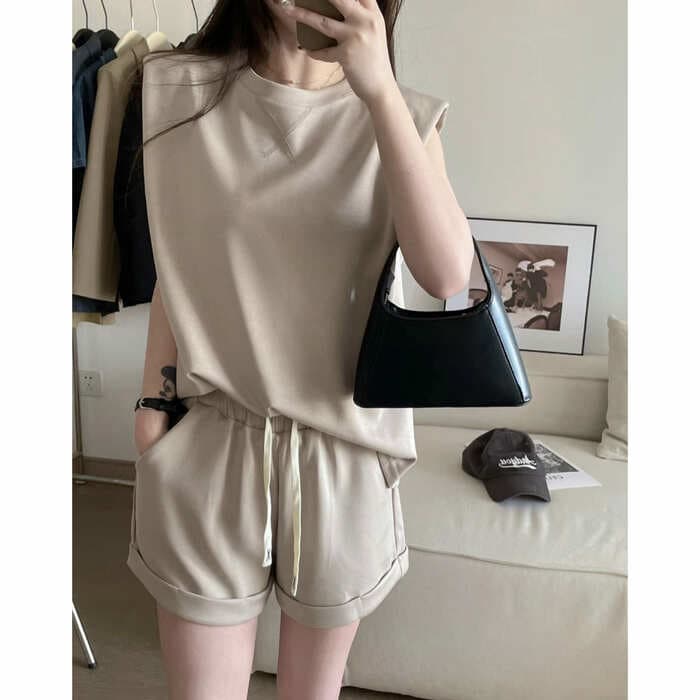 骨格ストレートノースリーブ+ショートパンツセットアップ