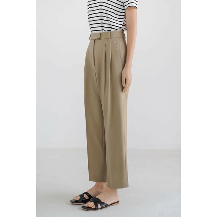 骨格ストレートタック入りパンツ