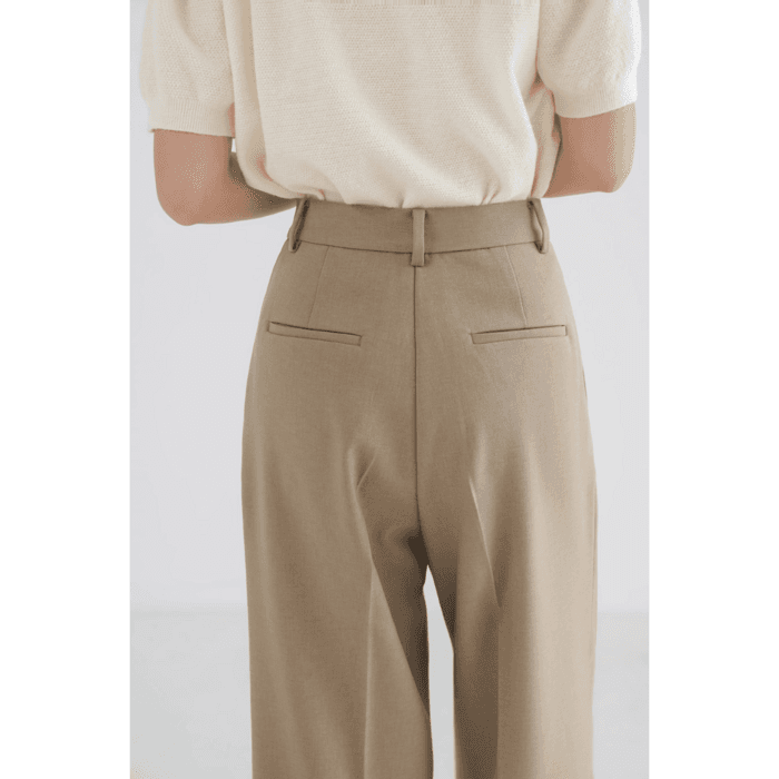骨格ストレートタック入りパンツ