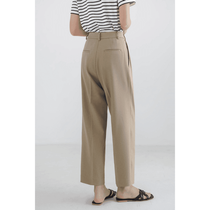 骨格ストレートタック入りパンツ