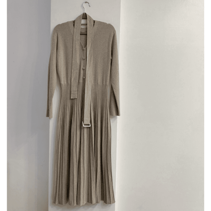 骨格ストレートVネックプリーツニットワンピース