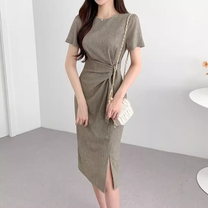 骨格ストレートラウンドネックラップ風ワンピース