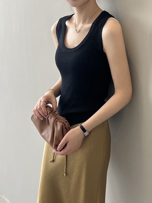 骨格ストレートU ネックタンクトップ