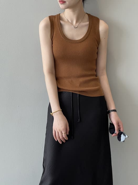 骨格ストレートU ネックタンクトップ