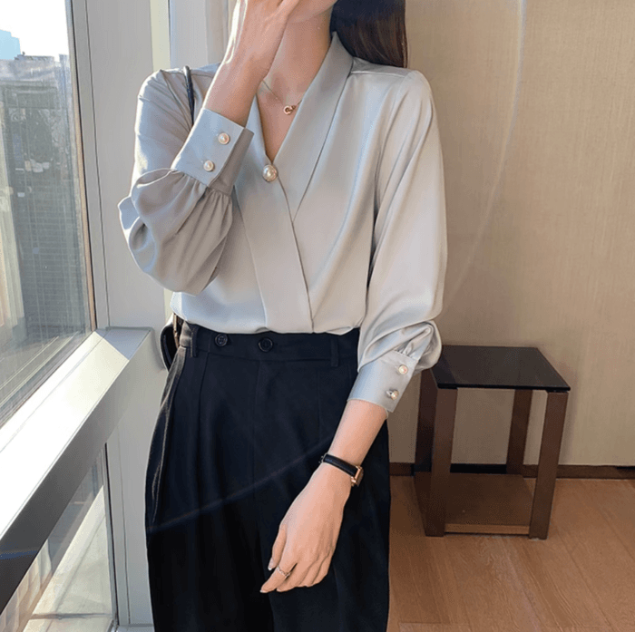 骨格ストレートクロスVネックパールシャツ