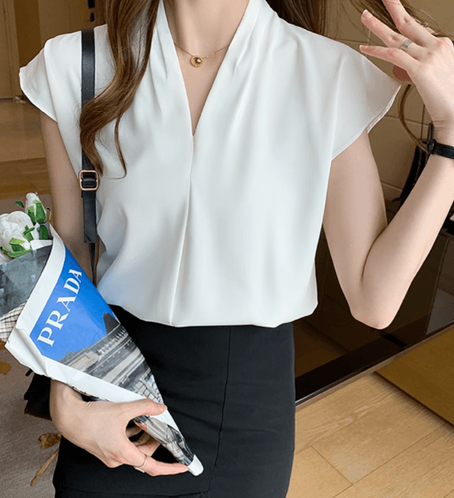 骨格ストレートVネックブラウス