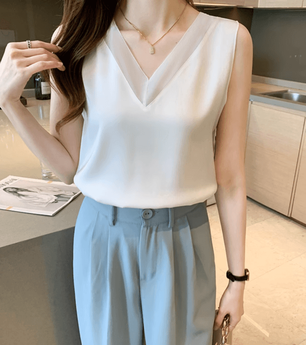 骨格ストレートVネックノースリーブブラウス