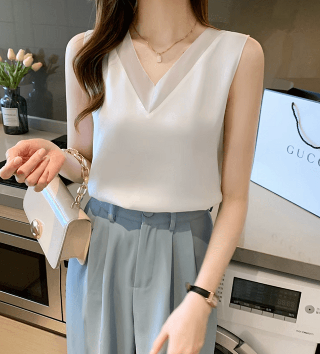 骨格ストレートVネックノースリーブブラウス