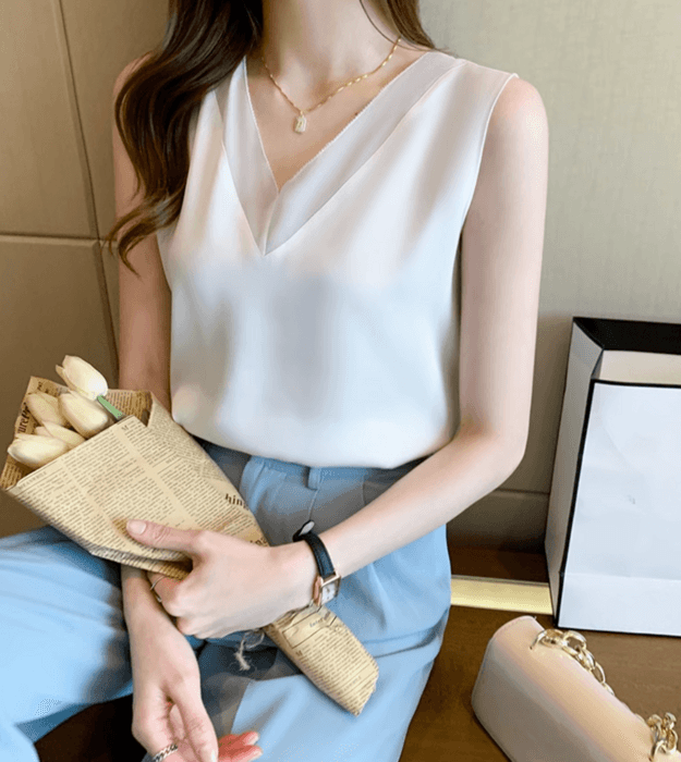 骨格ストレートVネックノースリーブブラウス