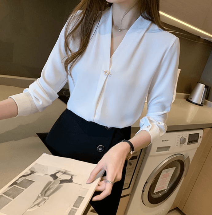 骨格ストレートVネックビジューシャツブラウス