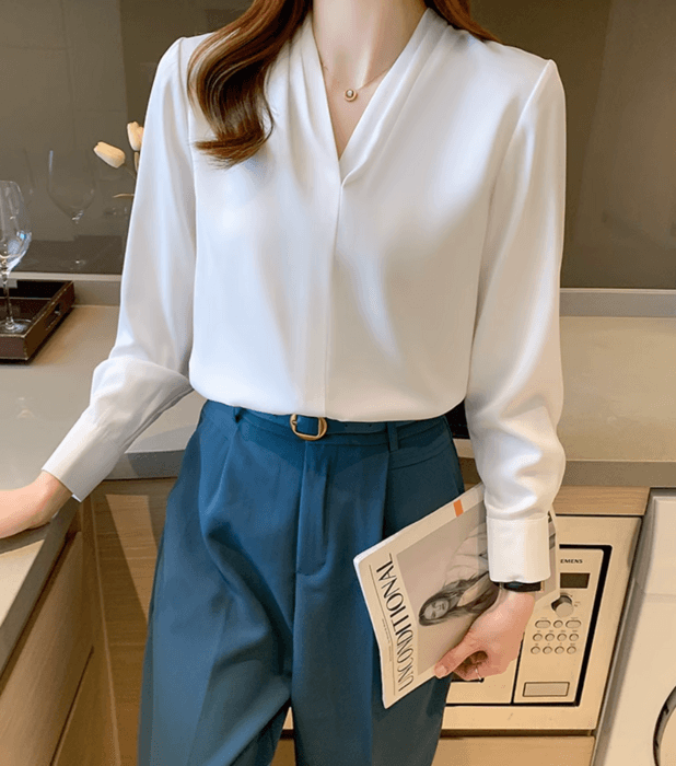 骨格ストレートシンプルVネックブラウス