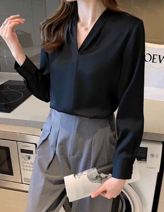 骨格ストレートシンプルVネックブラウス