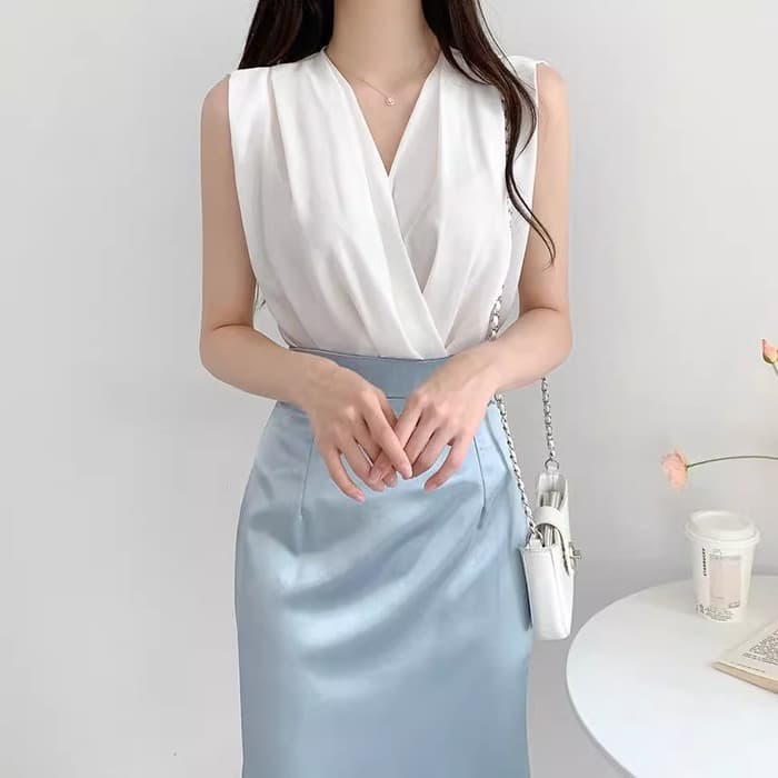 骨格ストレートVネックノースリーブブラウス