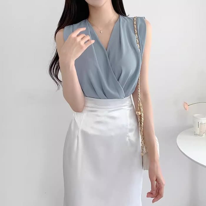 骨格ストレートVネックノースリーブブラウス
