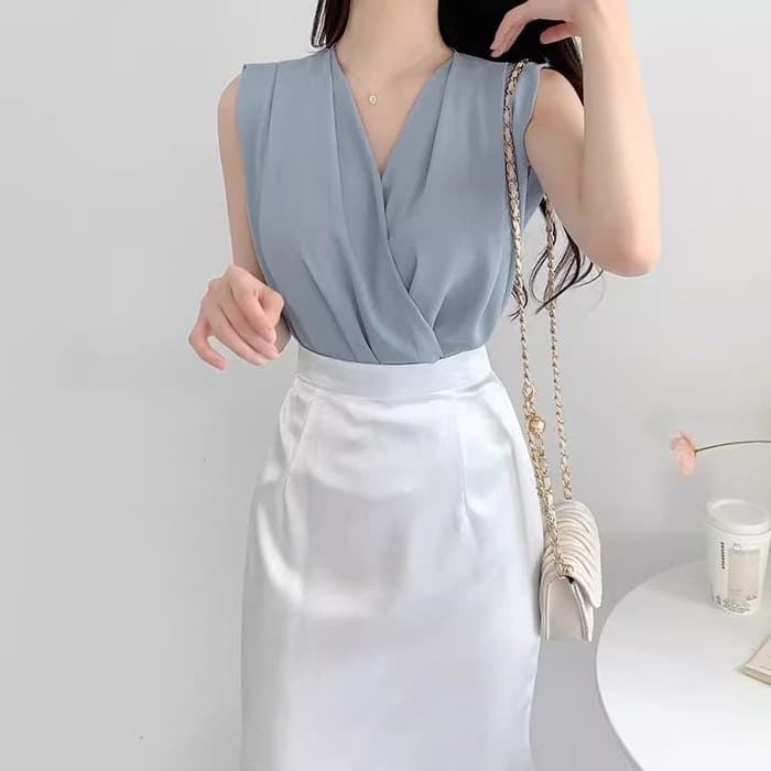 骨格ストレートVネックノースリーブブラウス