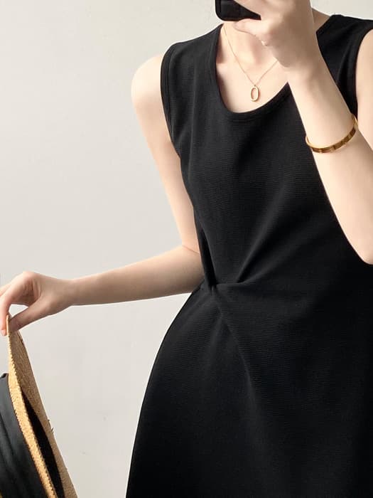 骨格ストレートサイドツイストUネックワンピース
