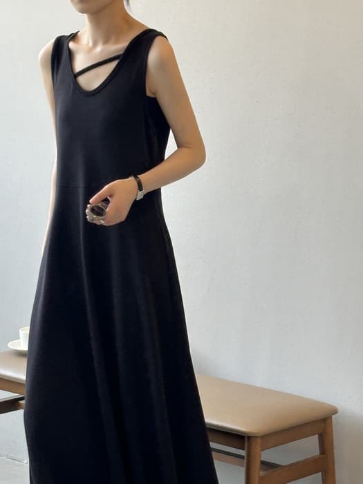 骨格ストレートアシンメトリーUネックロングワンピース