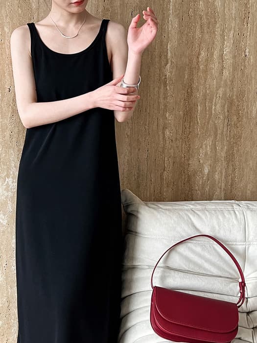 骨格ストレートラウンドネックブラックロングワンピース