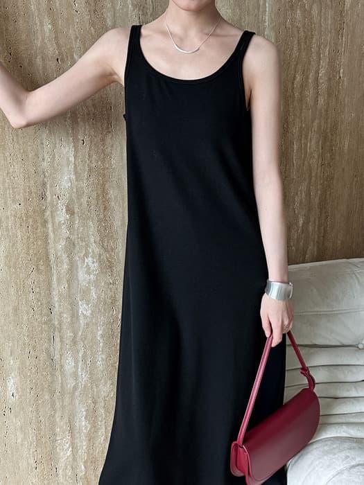 骨格ストレートラウンドネックブラックロングワンピース