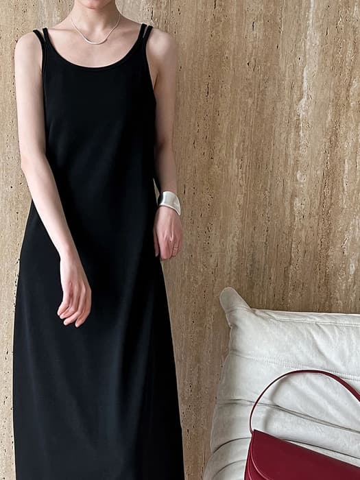 骨格ストレートラウンドネックブラックロングワンピース