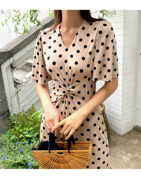 骨格ストレートVネックウエストマークドットワンピース