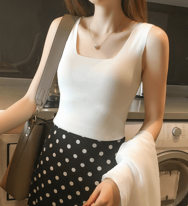 骨格ストレートスクエアネックノースリーブニット