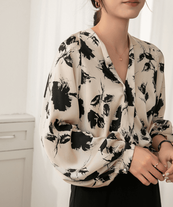 骨格ストレートVネック花柄ブラウストップス
