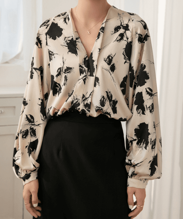 骨格ストレートVネック花柄ブラウストップス