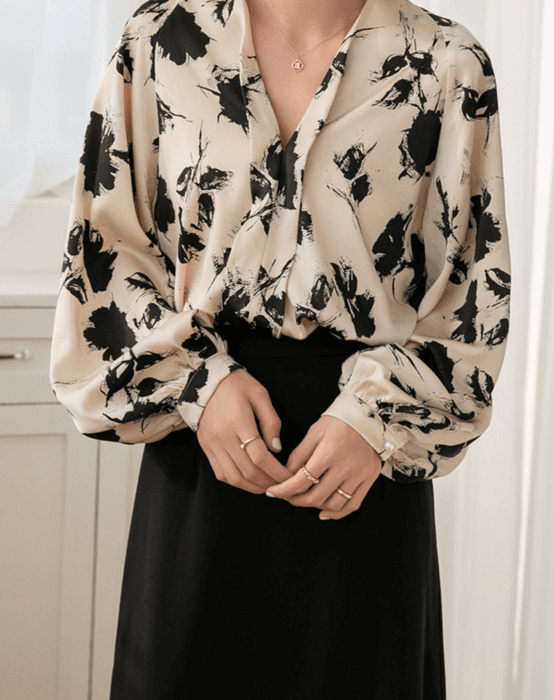 骨格ストレートVネック花柄ブラウストップス