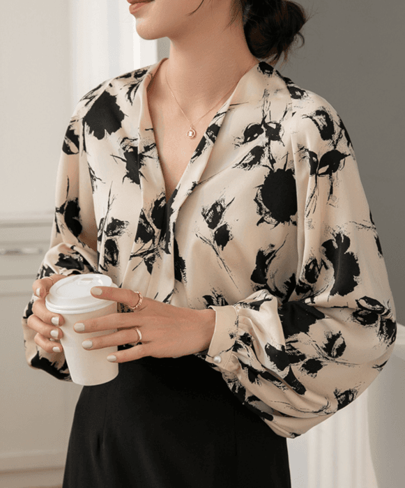 骨格ストレートVネック花柄ブラウストップス