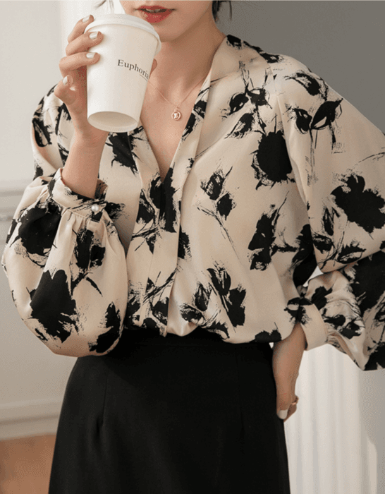 骨格ストレートVネック花柄ブラウストップス