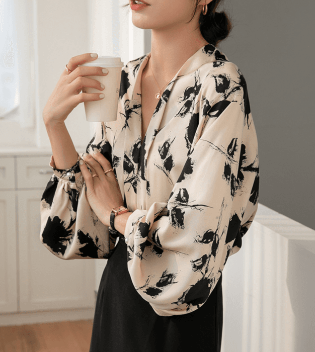 骨格ストレートVネック花柄ブラウストップス