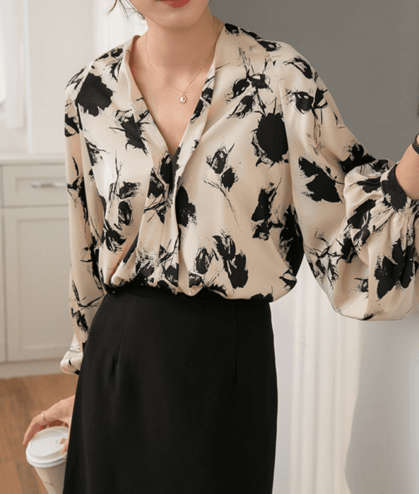 骨格ストレートVネック花柄ブラウストップス
