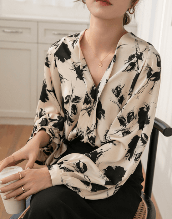 骨格ストレートVネック花柄ブラウストップス