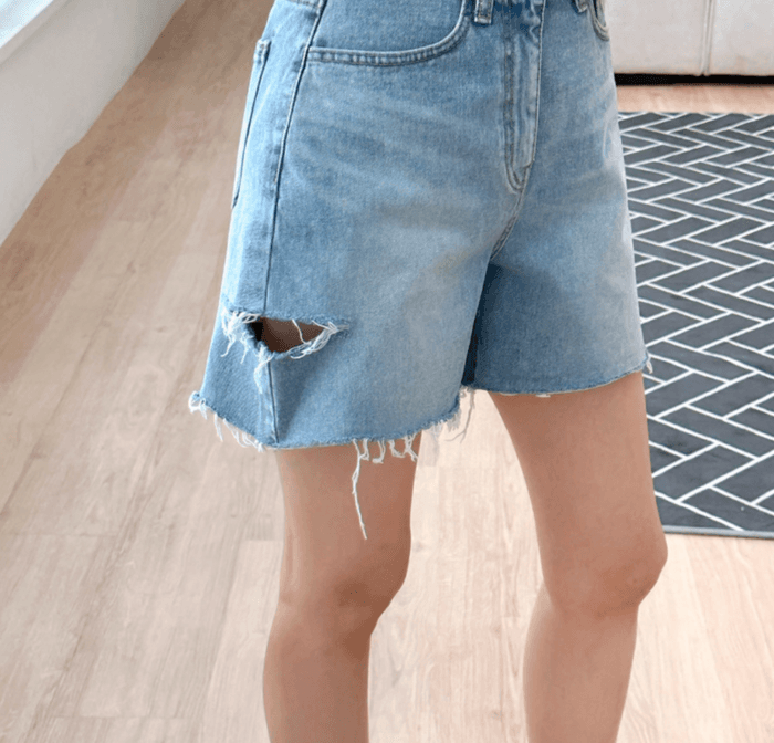 骨格ストレートダメージショートパンツ