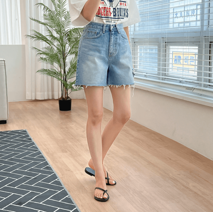 骨格ストレートダメージショートパンツ