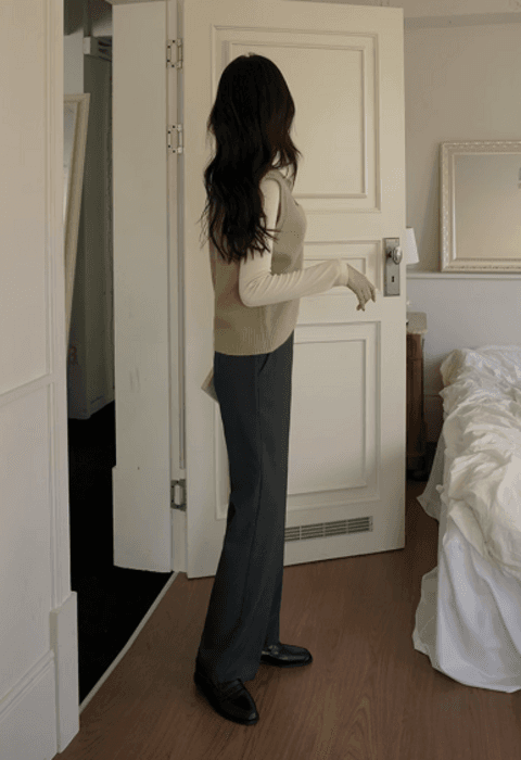 骨格ストレートセミフレアセンタープレススーツパンツ