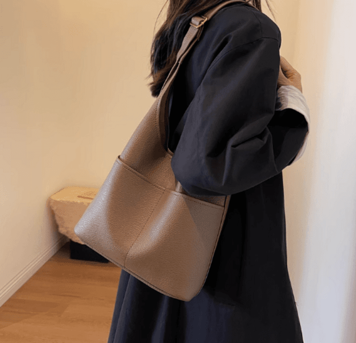 骨格ストレート外側ポケット付きショルダーバッグ