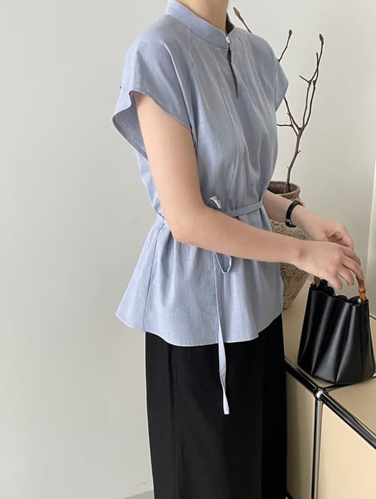 骨格ストレートラウンドネックブラウス