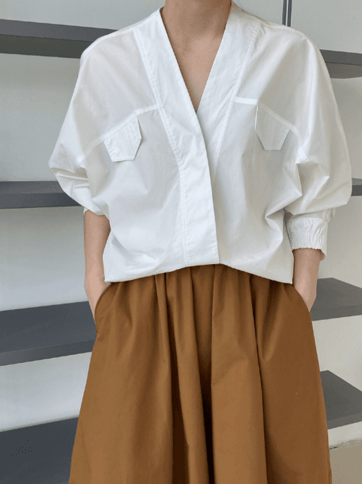 骨格ストレートリラックスフィットVネックトップス